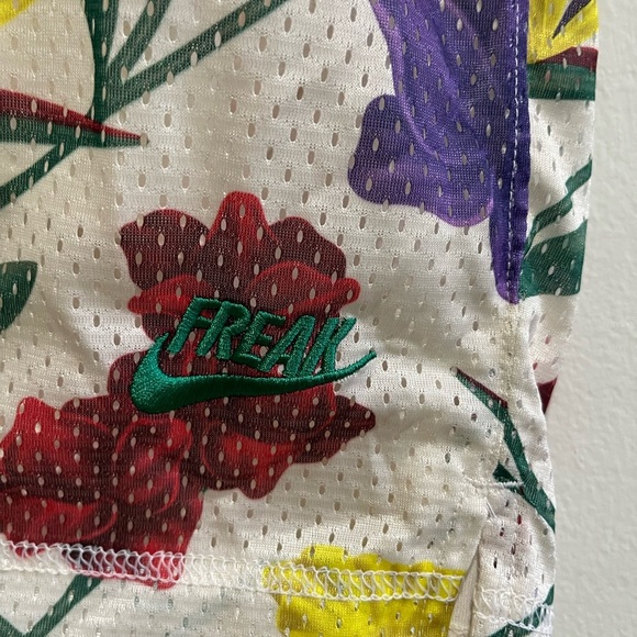 NIKE GIANNIS Reverse-able ISSUE BASKETBALL SHORTS in PALE IVORY/MALACHITE - Picture 12 of 15